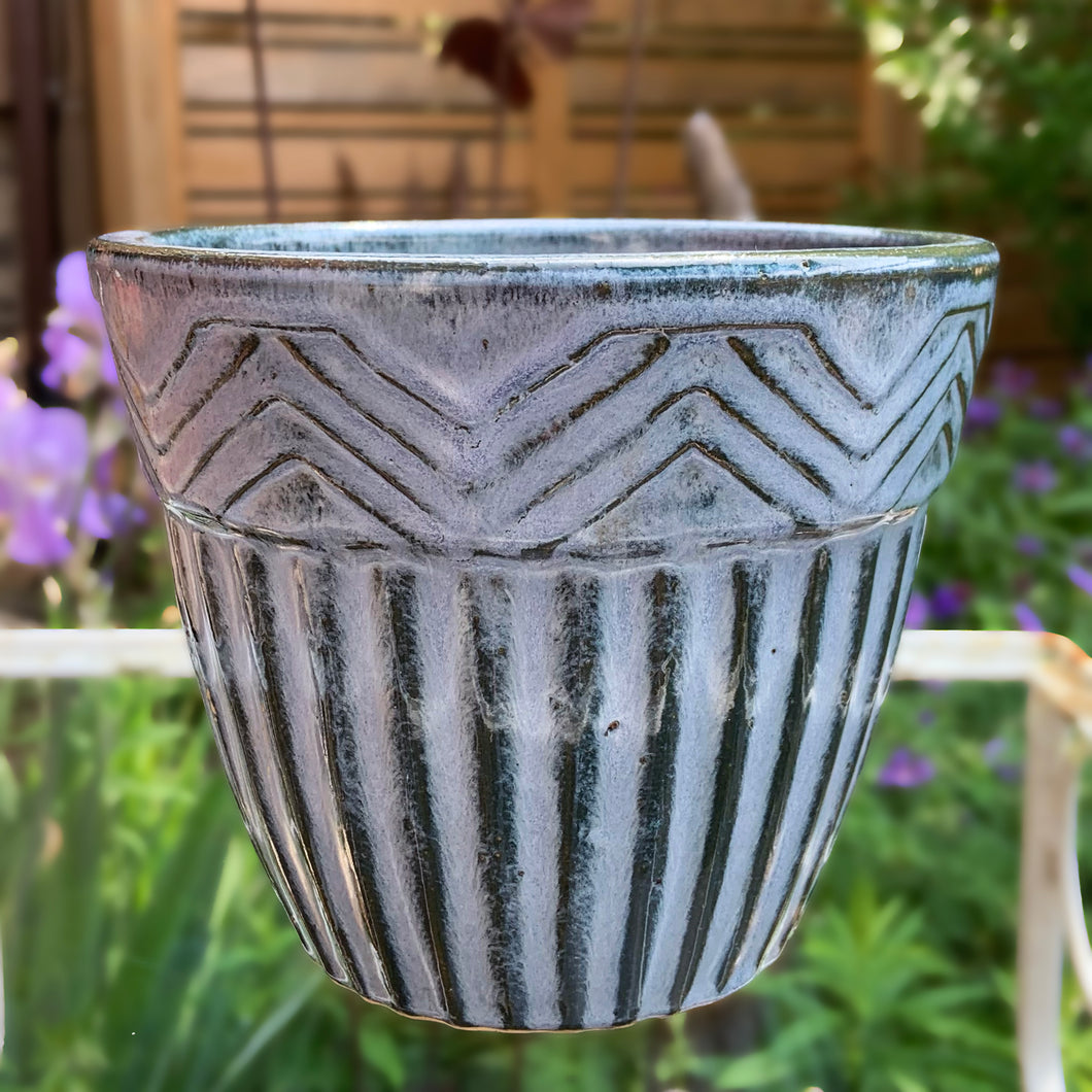 Vintage blue drip glaze ceramic jardiniere planter featuring ribbed body with chevron band at the rim. Crafted by Robinson Ransbottom Pottery Co., 1960s. A beautiful piece to add to your art pottery collection!

In excellent vintage condition, no chips/cracks/repairs. Manufacturer's glaze pops. Maker's marks.

Measures 5 7/8 x 4 7/8 inches