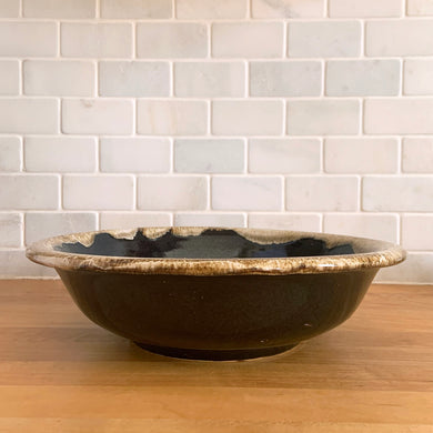Vintage brown and cream drip glaze serving bowl with rolled edge. Crafted by Robinson Ransbottom Pottery Co., USA, 1960s. A great piece to serve your favourite dish and a great addition to your retro tableware collection!

In excellent condition, no chips/cracks/repairs, minor age-related wear. Maker's mark.

Measures 11 5/8 x 3 inches