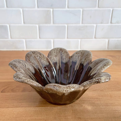 Vintage brown drip glazed figural flower ceramic bowl. Crafted by Evangeline Pottery, Canada 1960s. Add some retro flair to your home decor with this fab dish for candy or trinkets.

In excellent condition, free from chips/cracks.

Measures 6 5/8 x 2 1/2 inches