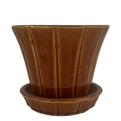 Striking vintage gloss brown Series 116 ribbed planter pot with attached saucer. Crafted by McCoy Pottery, 1940s. This rare planter is must for any McCoy art pottery collector!

In good vintage condition, flea bite at rim, hard water residue. Maker's mark on the bottom.

Measures 6 x 5 inches