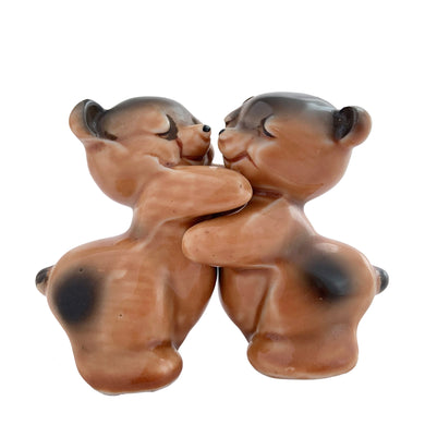 Vintage hand painted brown Snuggle Hugs hugging bears salt and pepper shakers. Designed by Ruth Van Tellingen, USA, 1940s. Add these adorable kitschy shakers to your collection!

In excellent condition, no chips/cracks/repairs. Faint impressed maker's mark on the bottom.

Measures 2 3/8 x 2 3/4 x 3 3/8 inches