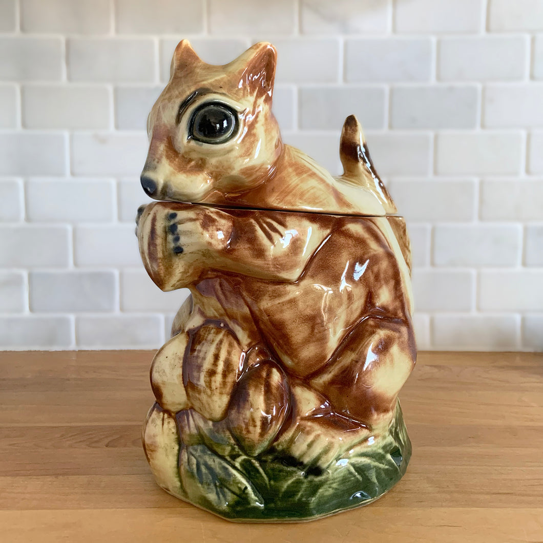 Rare vintage retro figural brown squirrel ceramic cookie jar. Crafted by McCoy Pottery, USA, 1950s. A good sized canister for a large batch of cookies. A great gift for the art pottery collector or animal lover. A whimsical piece that will look wonderful as part of your kitchen decor!

In vintage condition, no chips/cracks/repairs. There is age related crazing with staining at the bottom of the jar. Maker's mark.

Measures 8 x 6 x 10 1/2 inches