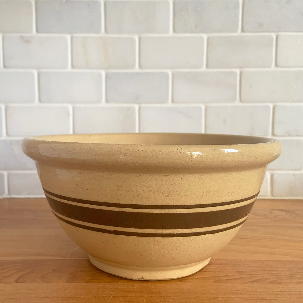 Vintage brown stripe salt glazed stoneware mixing bowl. Crafted by Robinson Ransbottom Pottery Co., USA, 1950s. A beautiful piece to give a nostalgic vibe to any kitchen!

In as found condition, no chips/repairs, hairline crack. Marked R.R.P.Co Roseville, Ohio U.S.A., 120-8

Measures 8 1/4 x 4 1/8 inches

Capacity 2 QTs