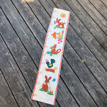 Load image into Gallery viewer, Whimsical vintage child growth chart, featuring colourful appliqued felt animal characters and embroidery on natural linen fabric with measurements from 50 to 150 centimetres.

In good vintage condition.

Measures 21cm x 104cm (8 1/8 x 41 inches)
