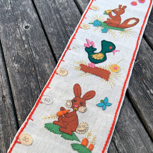 Load image into Gallery viewer, Whimsical vintage child growth chart, featuring colourful appliqued felt animal characters and embroidery on natural linen fabric with measurements from 50 to 150 centimetres.

In good vintage condition.

Measures 21cm x 104cm (8 1/8 x 41 inches)
