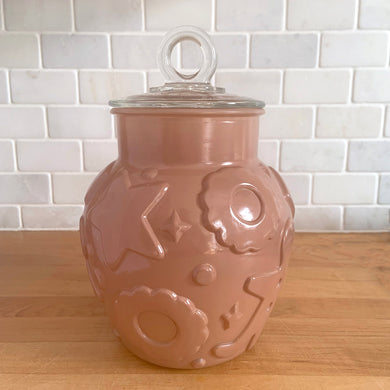 Vintage mid-century chocolate brown glass cookie jar with embossed gingerbread men, donuts, stars and cookies with clear ring handled lid. Crafted by Hazel-Atlas Glass, USA, 1950s. Use this nice sized jar to store cookies or dry goods and add whimsy to your kitchen decor.

In vintage condition with chips to the interior rim of the jar. The lid is in excellent condition, no chips.

Measures 6 1/2 x 10 inches