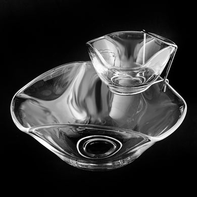 Classic vintage clear triangular shaped glass chip and dip bowl set with metal hanger bracket. Pattern number 3357, crafted by Indiana Glass, 1960s. Perfect for entertaining, game night for your favourite snacks and salads. Makes a great housewarming or bridal shower gift.

In excellent used vintage condition, no chips, minor wear.

Large bowl measures 9 1/4 x 5 1/4 inches; small bowl measures 4 7/8 x 2 3/4 inches