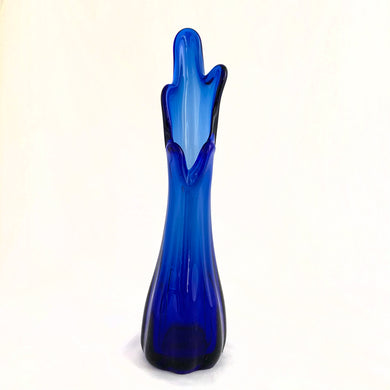 Add some retro style to your home's decor with this highly collectible vintage cobalt blue five finger swung glass vase. Made in Taiwan. Start your collection with this beauty...they come in a rainbow of colours!  In excellent condition, free from chips or cracks.  Measures 2 3/4 x 10 1/2 inches 