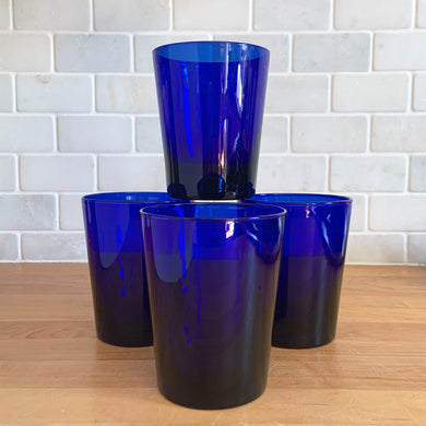 Vintage cobalt blue Flare old fashioned glass tumbler. Crafted by Libbey, USA, circa 1990s. These hard-to-find tumblers are perfect for enjoying cocktails or for everyday use.

In excellent condition, free from chips. Marked with the Libbey L on the bottom.

Measures 3 1/2 x 4 3/8 inches

Capacity 14 ounces