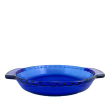 Load image into Gallery viewer, Pretty and functional vintage cobalt blue Presence 9 inch glass deep dish pie plate with helpful handles and a crimped rim. Crafted by Anchor Hocking, USA, 2001 - 2005. Use this oven-safe and microwave safe vessel to create your favourite pies and quiches.

In excellent condition, no chips, minor wear.

Measures approximately 9 3/8 x 1 3/4 inches (11 inches incl. handles)

Capacity 1 quart/litre
