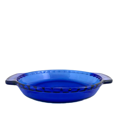 Pretty and functional vintage cobalt blue Presence 9 inch glass deep dish pie plate with helpful handles and a crimped rim. Crafted by Anchor Hocking, USA, 2001 - 2005. Use this oven-safe and microwave safe vessel to create your favourite pies and quiches.

In excellent condition, no chips, minor wear.

Measures approximately 9 3/8 x 1 3/4 inches (11 inches incl. handles)

Capacity 1 quart/litre