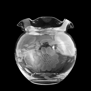 Vintage WJ Hughes cut Corn Flower round glass rose bowl, features two sets of 12-petalled corn flowers and leaf sprays, with a pinched ruffle edge. Unidentified glass blank. 1960s. Any floral arrangement would complement this lovely vessel!

In excellent condition, no chips.

Measures 4 1/2 x 4 3/4 inches, opening 3 1/4 inches