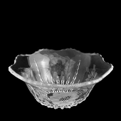 Stunning vintage clear glass WJ Hughes cut Corn Flower clear mayonnaise bowl on a Radiance blank. Viking Glass Company, 1940s. An elegant piece to dress up your table!

In excellent condition, no chips.

Measures 5 3/4 x 2 1/2 inches