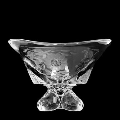 A beautiful vintage atomic style clear glass WJ Hughes cut Corn Flower Three Foil Flared Epic Line bowl #1209. Viking Glass blank, 1950s. Fabulous mid-century art glass that is perfect for your favourite snacks, candy or as part of your home decor.

In excellent condition, no chips or cracks.

Measures 7 3/4 x 5 3/8 inches