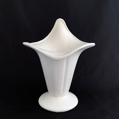 Vintage creamware jack-in-the-pulpit ceramic flower vase. Another beautiful piece of pottery crafted by Royal Haeger and produced for Restoration Hardware, circa 1995. The simple elegance of this vase will allow any floral arrangement to be centre of attention!  In excellent condition, free from chips/cracks/repairs.  Measures 6 x 5 3/4 x 7 3/4 inches