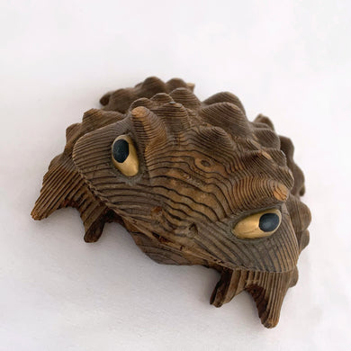 Vintage Cryptomeria carved wood frog figurine. Crafted in Japan, 1970s. This style of carving was very popular and makes a nice decor piece for the nature lover.

In excellent condition. Marked Japan.

Measures 6 x 4 1/2 x 2 1/2 inches