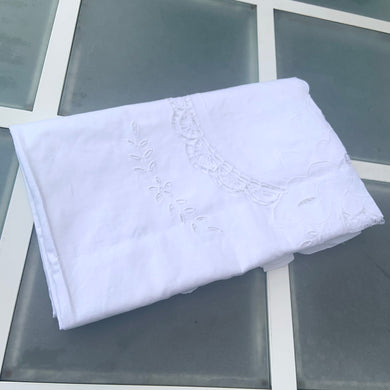 We are in love with this stunning vintage handmade floral embroidery cutwork lace white cotton tablecloth. This is new old stock, in excellent condition with original tag. An elegant way to dress your table!  Free from stains/tears. Made in China.  Measures 72 x 90 inches