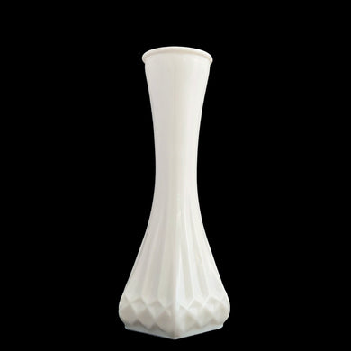 Vintage six sided milk glass bud vase with a diamond waffle pattern at the base with fluted body and smooth rim. Crafted by Hoosier Glass, USA, 1960s. The perfect addition to your vintage, farmhouse or wedding decor.

In excellent condition, no chips.

Measures 6 inches