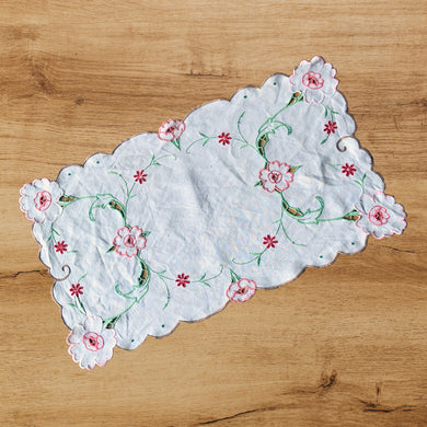 Vintage ecru linen placemat featuring embroidered flowers in pink, raspberry, green, with cutwork and finished with a scalloped edge in pale brown. It's a beauty! In as found vintage condition, free from stains/tears. Measures 22 1/2 x 13 inches