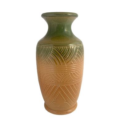 Vintage glossy Egyptian Revival green and ochre ombre glazed ceramic vase 100 with impressed geometric pattern. Crafted by Robinson Ransbottom Pottery Co., USA, 1940s. A rare piece to add to your art pottery collection!

In excellent condition, no chips/cracks/repairs. Maker's marks.

Measures 4 1/2 x 12 inches