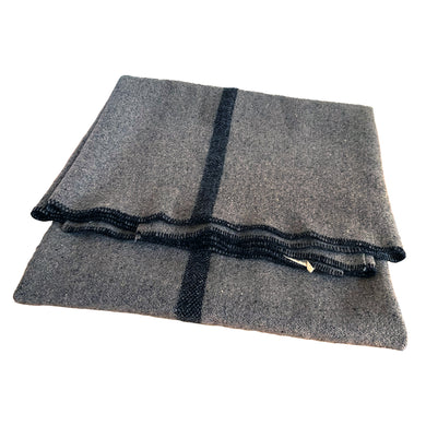 Stay toasty warm with this vintage Elizabeth Line gray wool blanket featuring a black stripe and black edge stitching. Crafted by Renfrew Textiles, Canada, circa 1940s/50s for Canada's Department of National Defence. A wonderful piece of Canadian army and military history!

In excellent vintage condition. No tears/stains.

Measures 54 x 80 inches