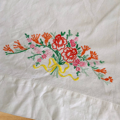 A lovely pair of vintage white cotton pillowcases, featuring elegantly design of hand embroidered flowers and scalloped edge in sunny yellow. A gorgeous addition to your bed linens! In excellent condition, free from tears or stains. Measures 31 3/4 x 19 1/2 inches