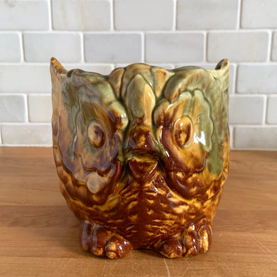 Stunning vintage mid-century drip glazed ceramic figural own planter jardiniere in shades of yellow, ochre, green and rusty brown. Made in the USA, circa 1960s. This highly detailed and collectible planter would be perfect to raise your favourite houseplant or to give as a gift!

In excellent condition free from chips and cracks. It is signed on the bottom and marked USA.

Measures 5 1/2 x 6 x 5 1/4 inches