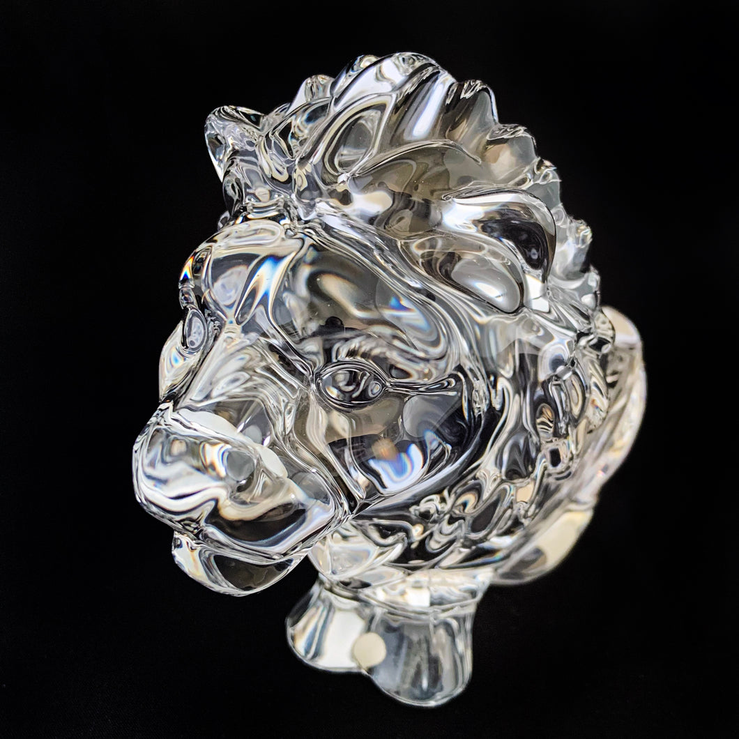 This vintage figural crystal glass seated lion pipe rest is sure to be a conversation starter. Crafted by Art Vannes, France, circa 1960s/70s. With its elegant and powerful presence, this stunning lion may be used as intended, or as a paperweight and candy dish. Whichever your choice, this piece will add an extra touch of sophistication to any corner of your room. In excellent condition, free from chips/wear. Maker's mark on the bottom. Measures 6 3/4 x 2 5/8 x 4 1/2 inches