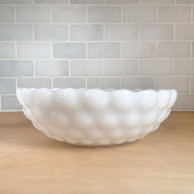 Oh so cottagey, vintage Fire-King Bubble milk glass round vegetable bowl featuring a bubble exterior and starburst bottom. Crafted by Anchor Hocking, USA, 1934 - 1965. Perfect for serving your favourite dish!

In excellent condition, no chips or cracks.

Measures 8 1/4 x 2 5/8 inches