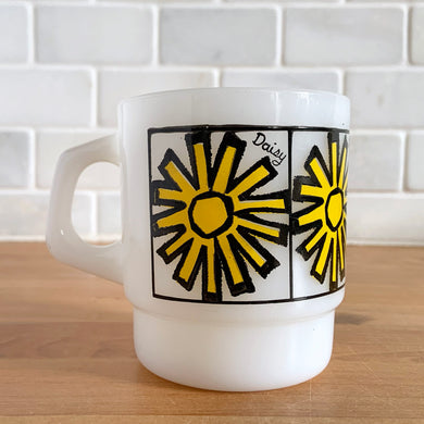 Highly collectible Fire-King Pop Floral milk glass mug with graphic yellow and black daisies, D-handle. Crafted by Anchor Hocking, USA, circa 1970s. A must-have for any graphic mug collection!

In excellent condition, no chips, cracks or repairs. Colours are vibrant.

Measures 3 x 3 1/2 inches