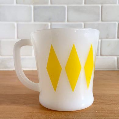 Highly collectible vintage Fire-King Ware milk glass mug with turquoise diamonds, D-handle. Crafted by Anchor Hocking, USA, 1960s. A must-have for any Fire-King collector!

In excellent condition, no chips, cracks or repairs. Paint is vibrant and shiny.

Measures 3 1/4 x 3 3/8 inches