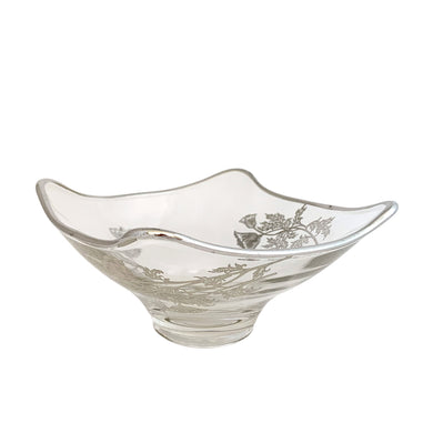 Vintage Flanders clear candy bowl features a silver overlay pattern of poppy flowers. The blank is Viking Glass and the overlay is by Silver City Glass, USA, 1940s. his lovely square bowl with folded corners is perfect for serving candies or to use as a catchall. A lovely way to add a touch of vintage charm to your home or to give as housewarming or wedding gift.

In excellent condition, no chips. Silver is intact.

Measures 6 x 3 inches