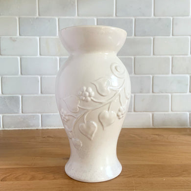 Vintage off-white pale mauve sponge glazed art pottery vase featuring embossed flowers on vine, shape 864. Crafted by Redwing Pottery, USA 1950s. Perfect for creating a beautiful floral arrangement or to use as home decor. A great gift for the art pottery collector.  In excellent condition, no chips/cracks/repairs.  Measures 4 x 8 inches