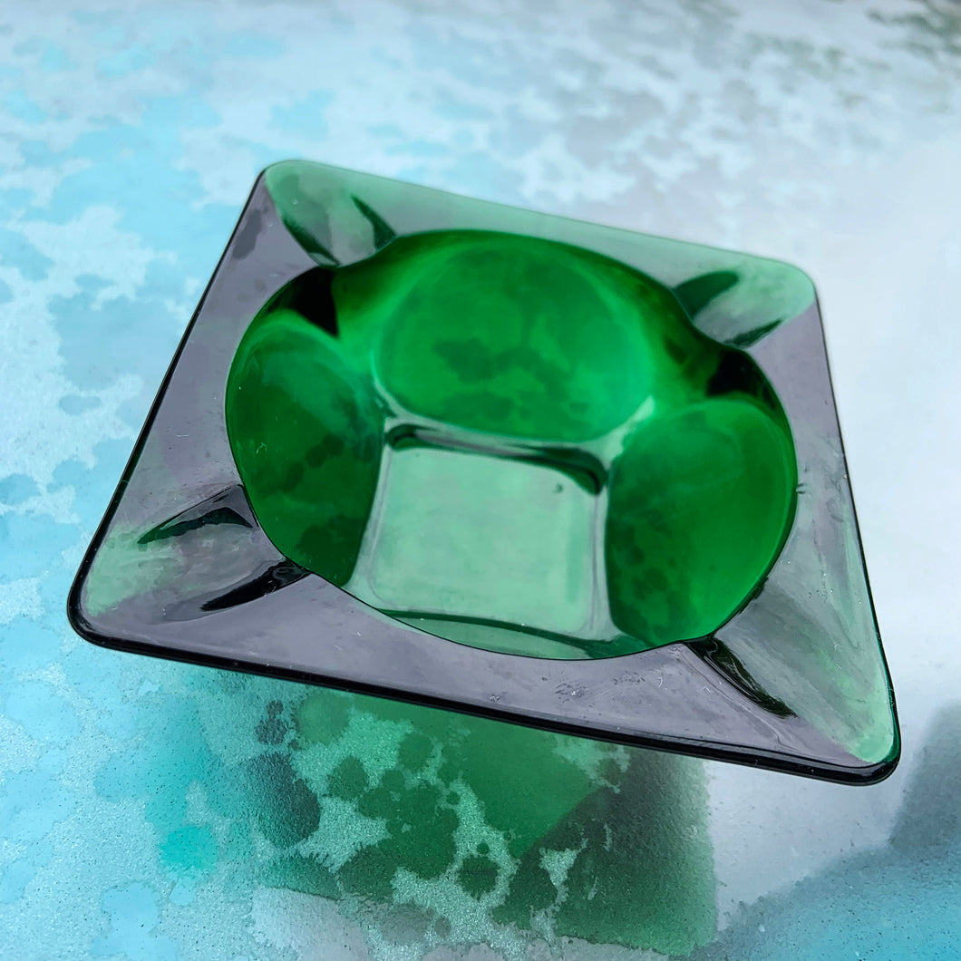 This forest green square glass ashtray was manufactured by the Anchor Hocking Glass Company in the USA. Circa 1957 - 1965.  In excellent condition free from chips or cracks.  Measuring 3 3/8 x 3 3/8 inches   