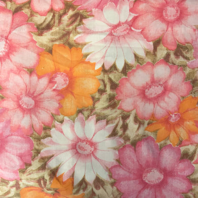 Vintage Fresh Pink Aloha Monticello full/double flat sheet featuring a tropical all-over print of flowers in shades of pink, orange and green on no-iron Muslin. Crafted by Cannon, USA, 1972 – 1975. The vibrant textile is perfect for adding a touch of island flower power to your bed linens or repurpose for crafting.

In excellent condition, no stains/tears.

Measures 81 x 104 inches