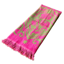 Load image into Gallery viewer, Vintage mod fuchsia and green floral reversible velvet cotton terrycloth bath towel with fringed edge. 1960s. A lovely addition to your bath collection.

In excellent condition, no stains/tears.

Measures 25 x 45 1/2 inches
