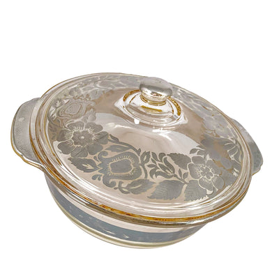 Vintage clear Fire-King 2 quart lidded casserole with a stunning floral silver overlay by Georges Briard for Anchor Hocking, USA, circa 1960s.

In as found vintage condition with a minor chip to the inner rim of the casserole and wear to the silver. The lid is in excellent condition, no chips or wear.

Measures 10 x 5 1/2 inches

Capacity 2 quarts