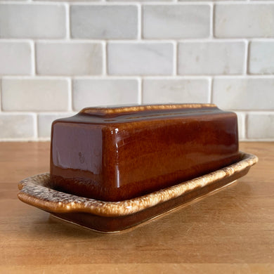 Vintage glossy brown drip glaze covered butter dish. Crafted by Hull Pottery, USA, 1960s. Enjoy this fabulous retro oven-proof tableware!

In excellent condition, no chips/cracks/repairs. Maker's marks.

Measures 7 3/4x 3 3/8 x 2 inches

Capacity 1/4 pound stick