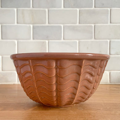 Vintage glossy cinnamon brown ceramic bowl with an exterior pattern of horizontal waves. Crafted by Robinson Ransbottom Pottery Co., USA, 1960s. A beautiful piece to add to your art pottery collection!

In excellent condition, no chips/cracks/repairs. Maker's marks.

Measures 6 3/8 x 3 1/4 inches