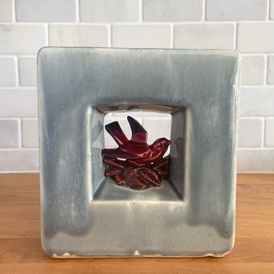 Vintage mid-century gray Arcature Line vase with central deep red bird. Crafted by McCoy Pottery, USA, early 1950s. This rare piece is must for any art pottery collector!

In excellent condition, no chips/cracks/repairs. Maker's mark.

Measures 6 1/4 x 2 7/8 x 6 1/2 inches