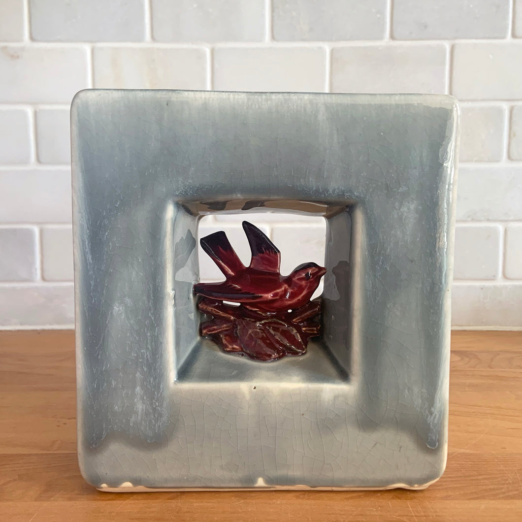 Vintage mid-century gray Arcature Line vase with central deep red bird. Crafted by McCoy Pottery, USA, early 1950s. This rare piece is must for any art pottery collector!

In excellent condition, no chips/cracks/repairs. Maker's mark.

Measures 6 1/4 x 2 7/8 x 6 1/2 inches