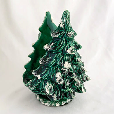 Vintage snow-capped green ceramic Christmas tree napkin holder. Made with an Atlantic Mold, circa 1970s. The perfect decorative and practical addition to your holiday table or buffet!  In excellent condition, free from chips/cracks.  Measures 5 1/2 x 7 3/4 inches