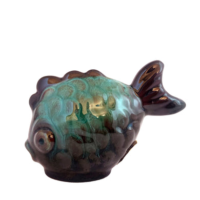Vintage miniature green drip glaze art pottery miniature redware figural fish figurine. Crafted by Blue Mountain Pottery, Canada, 1970s. Perfect for a small floral arrangement or use as decor.

In excellent condition, no chips/cracks/repairs. Original sticker present.

Measures 3 1/4 x 4 1/8 inches