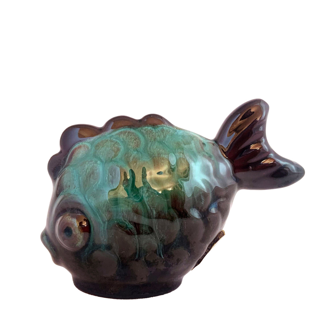 Vintage miniature green drip glaze art pottery miniature redware figural fish figurine. Crafted by Blue Mountain Pottery, Canada, 1970s. Perfect for a small floral arrangement or use as decor.

In excellent condition, no chips/cracks/repairs. Original sticker present.

Measures 3 1/4 x 4 1/8 inches