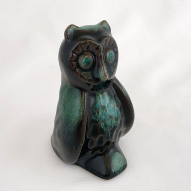 Sweet vintage green drip glazed redware pottery owl figurine. Crafted by Blue Mountain Pottery Canada, 1970s. A must-have for any Blue Mountain or owl collector. As the saying goes, good things come in small packages!

Excellent condition, no chips or cracks.

Measures 1 3/4 x 2 x 3 1/8 inches tall