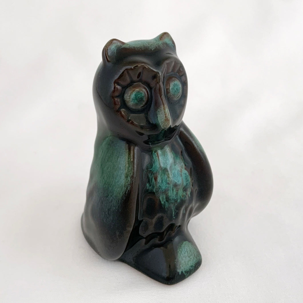 Sweet vintage green drip glazed redware pottery owl figurine. Crafted by Blue Mountain Pottery Canada, 1970s. A must-have for any Blue Mountain or owl collector. As the saying goes, good things come in small packages!

Excellent condition, no chips or cracks.

Measures 1 3/4 x 2 x 3 1/8 inches tall