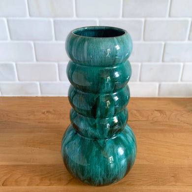 Vintage green drip glaze stacked ribbed bubble flower vase. Crafted by Blue Mountain Pottery, Canada, 1970s. This super cool retro art pottery vase will complement a fresh or dried floral bouquet; and its sculptural nature makes it a great decor piece.

In excellent condition, no chips/cracks/repairs.

Measures 4 1/2 x 8 7/8 inches