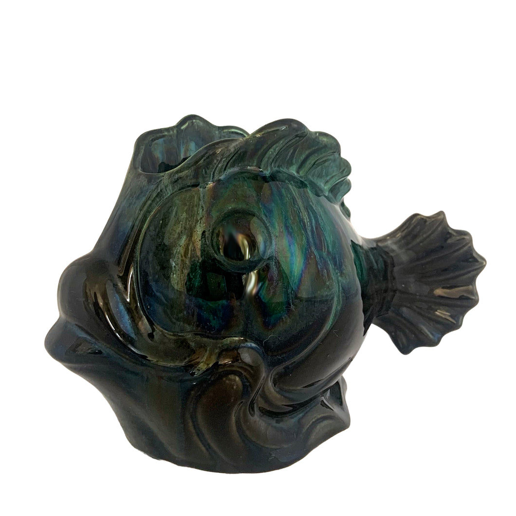 A delightful 1970s vintage figural fish planter from Wyatt Art Pottery, Canada that'll bring a splash of whimsical fun to your home. This delightful green drip glazed cutie is perfect for filling with your favorite houseplant, or repurposing to hold pens, makeup brushes, and more. This 'catch' is sure to bring a smile to any room!

In excellent condition, no chips/cracks.

Measures 9 1/2 x 4 x 6 1/8 inches