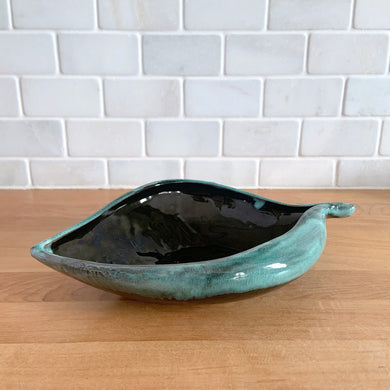 Vintage green drip glazed figural leaf ceramic dish. Crafted by Evangeline Pottery, Canada 1960s. Add some retro flair to your home decor with this fab dish for candy or trinkets.

In excellent condition, free from chips/cracks.

Measures 10 1/8 x 6 3/8 x 2 1/4 inches