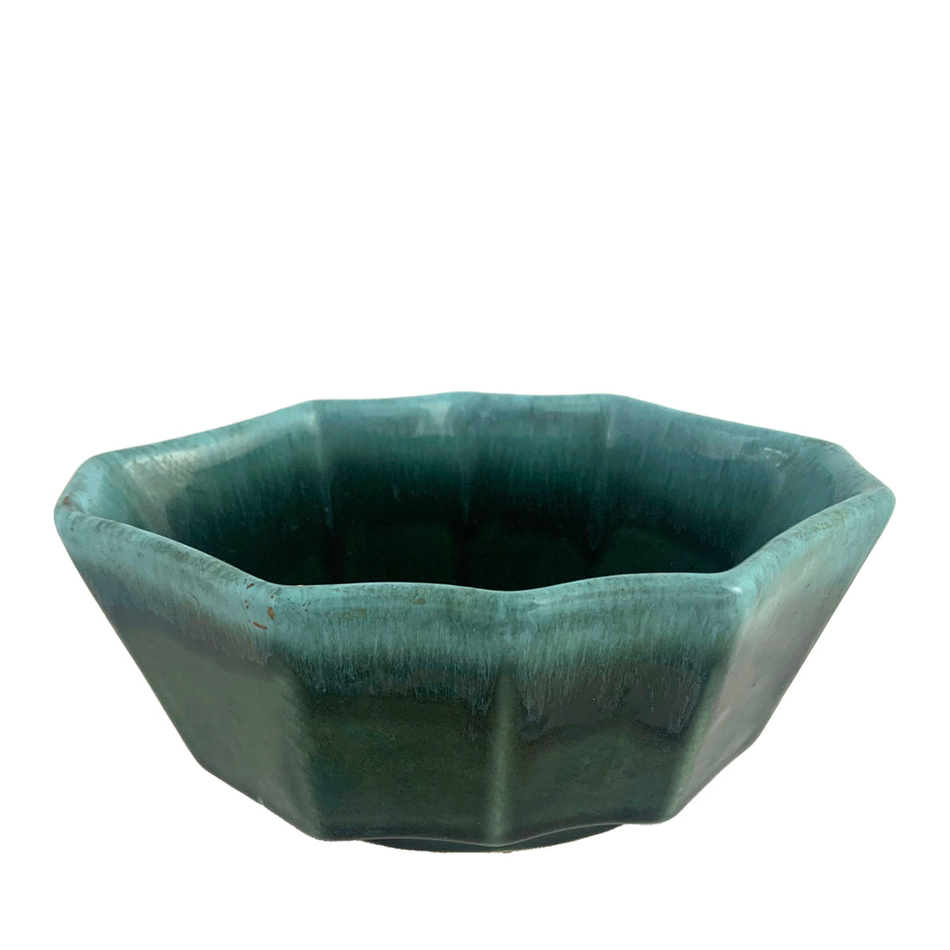 Vintage mid-century oval decagon green drip glaze pottery planter. Number 447. Crafted by Hull, USA, circa 1950s. Perfect for succulents or your favourite houseplant.

In excellent condition, free from chips/cracks/repairs.

Measures 6 7/8 x 4 1/4 x 2 5/8 inches